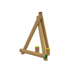 Speelhuisje met drie robinia palen tegen elkaar.